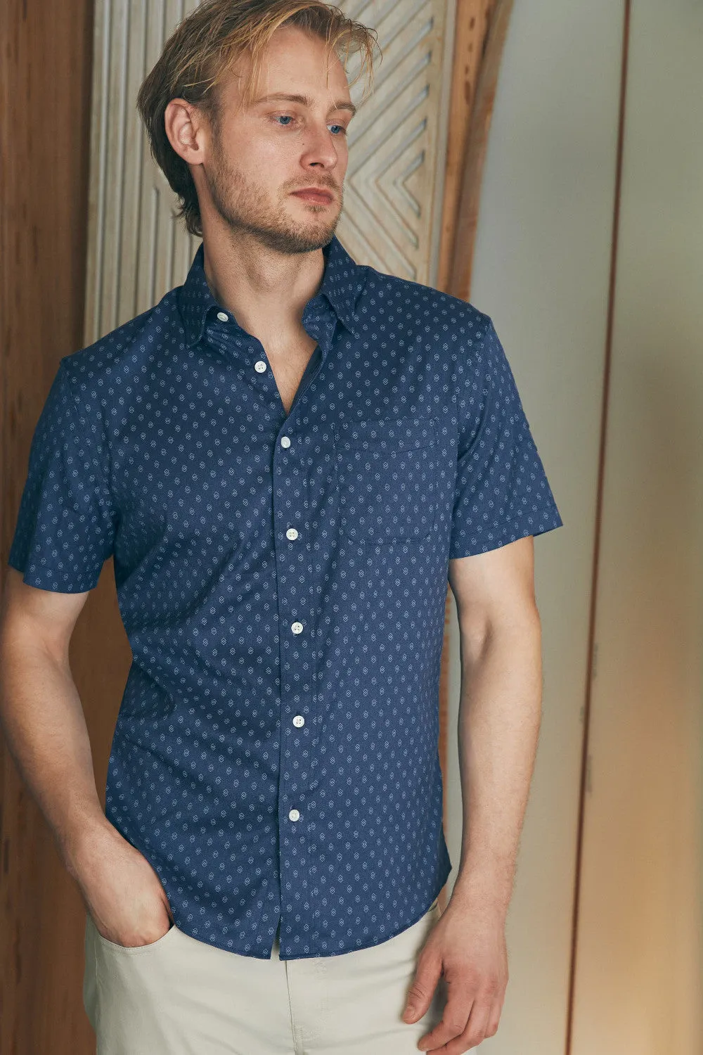 Faherty Movement Short-Sleeve Shirt in Navy Dusk Diamond Print